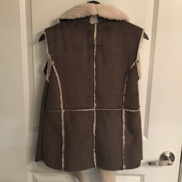 Barely worn Sherpa vest - Picture 5 of 5